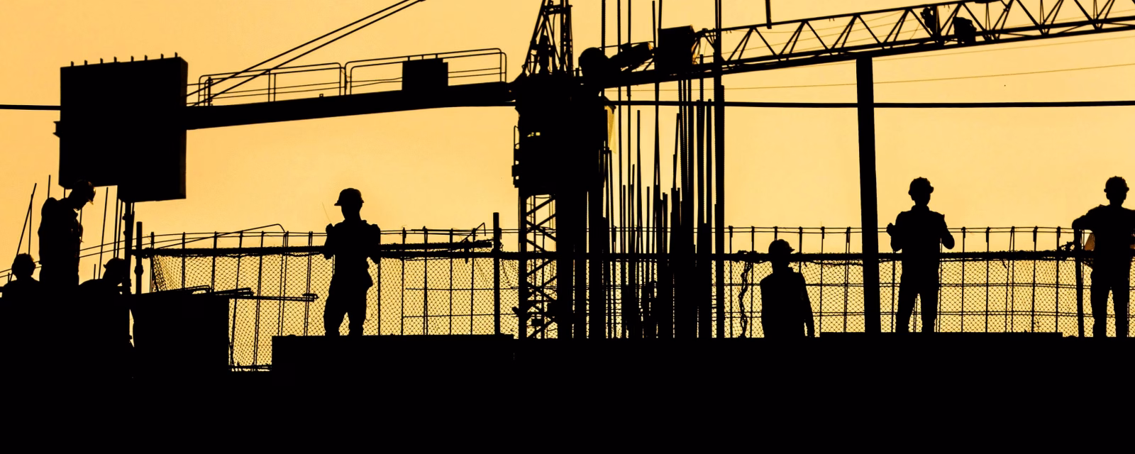 Industriearbeiter mit Schutzhelm